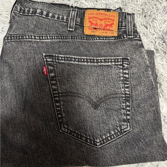 Levi's 541 Men's Athletic Fit Tapered black/gray Denim Jeans Size 42 x 32 - Picture 1 of 4